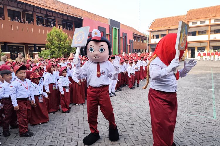 Badut Meriahkan MPLS di Bangkalan, Siswa Diajak Gantung Cita-cita di Pohon Impian