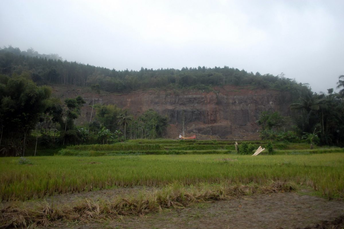 Longsoran di Gunung Sapu yang diduga memicu bencana pergerakan tanah di Kecamatan Curugkembar, Sukabumi, Jawa Barat, Kamis (19/8/2016).