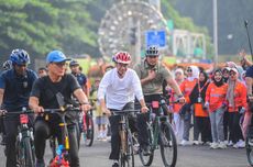 Jokowi Gowes Sepeda Berornamen Bambu di CFD Jakarta, Warga Kaget dan Minta "Selfie"