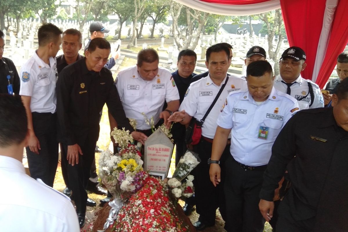 Puluhan sekuriti ziarah ke makam Habibie-Ainun di Taman Makam Pahlawan (TMP) Kalibata, Jakarta Selatan, Selasa (17/9/2019)