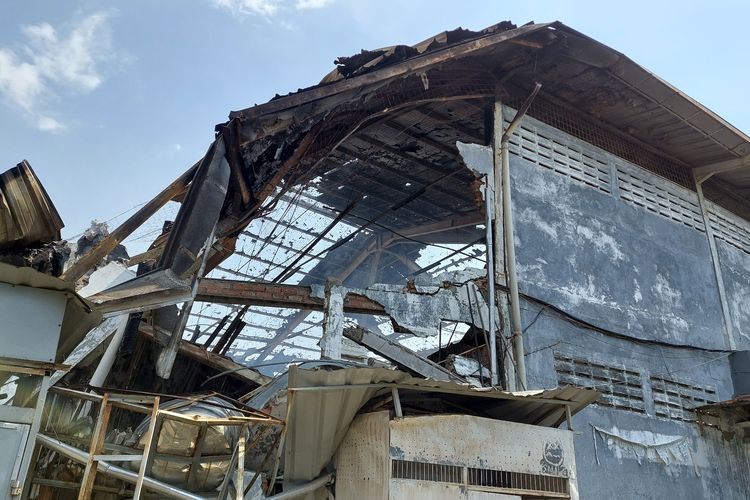 Sebuah pabrik garmen pakaian dalam pria di Jalan Rawa Melati RT 10 RW 01, Tegal Alur, Kalideres, Jakarta Barat, dilanda kebakaran pada Kamis (28/7/2022) pukul 21.50 WIB.