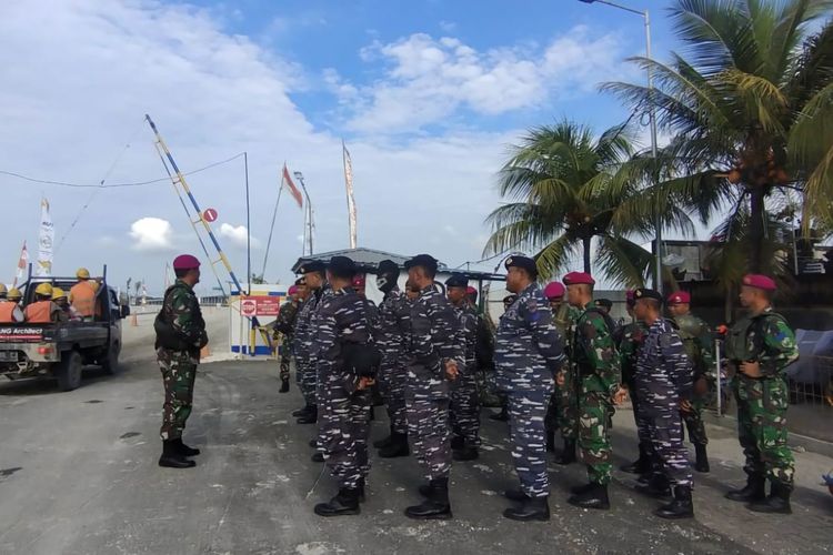 Prajurit TNI Angkatan Laut mulai memperketat pengamanan sejumlah lokasi strategis yang menjadi pintu masuk menuju Bali.