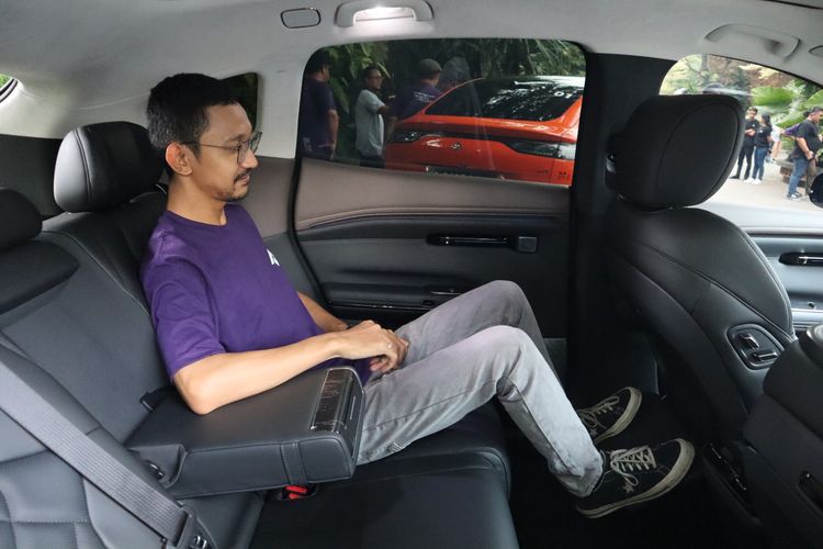 Luasan kursi baris kedua Hyptec HT