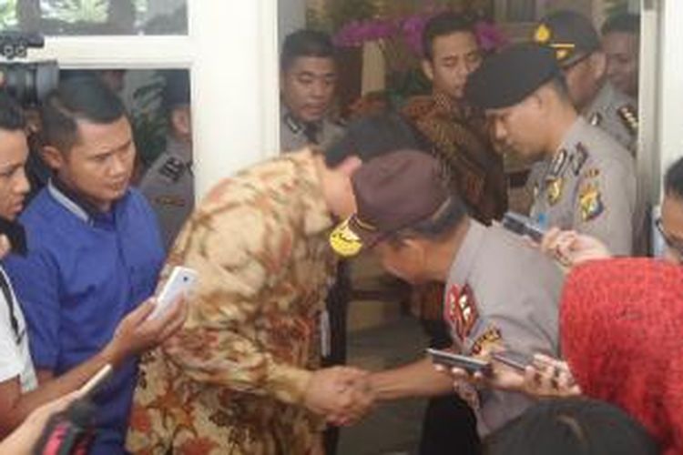 Gubernur DKI Jakarta Basuki Tjahaja Purnama sedang cium pipi kanan dan kiri dengan Kapolda Metro Jaya Irjen Pol Tito Karnavian, seusai melakukan pertemuan di Balai Kota, Kamis (26/6/2015). 