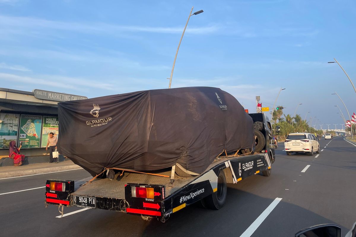 Tesla Cybertruck tertangkap kamera sudah ada di Indonesia 