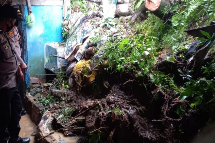 Rumah warga di Kelurahan Sumompo, Lingkungan II, Kecamatan Singkil, Manado, Sulut, tertimpa tanah longsor. Tim gabungan yakni BPBD Manado dan Kepolisian saat turun langsung ke lokasi longsor.