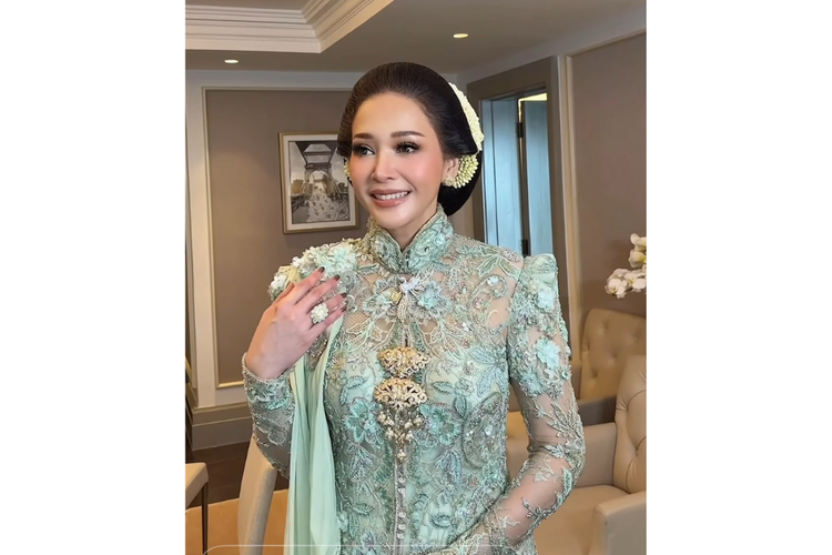 Maia Estianty Kenakan Kebaya Mint dan Sanggul Jawa