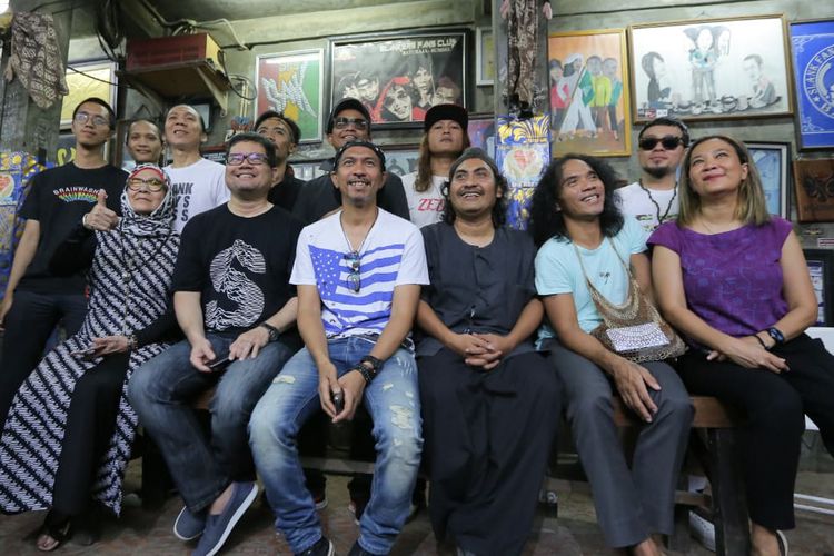 Grup band Slank bersama perwakilan dari 107 artis dan publik figur yang terlibat dalam proyek video klip #BarengJokowi di Markas Slank di Potlot, Jakarta Selatan, Jumat (15/3/2019).