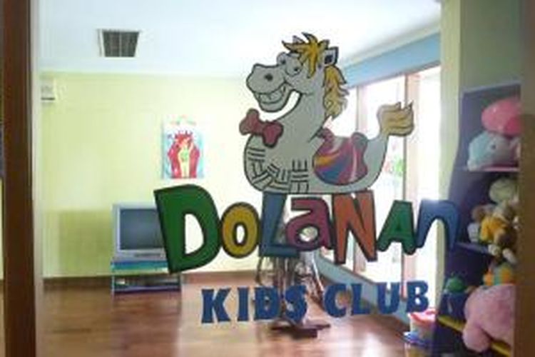 Dolanan Kids Club di Jogjakarta Plaza Hotel. Tempat ini dilengkapi dengan berbagai jenis mainan anak-anak, misalnya kuda-kudaan serta boneka.