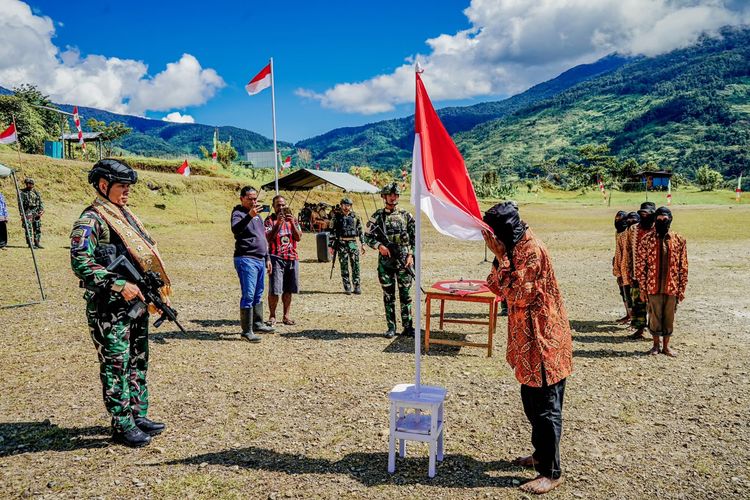 Cium Bendera Merah Putih, 8 Anggota OPM Pegunungan Bintang Kembali ke NKRI