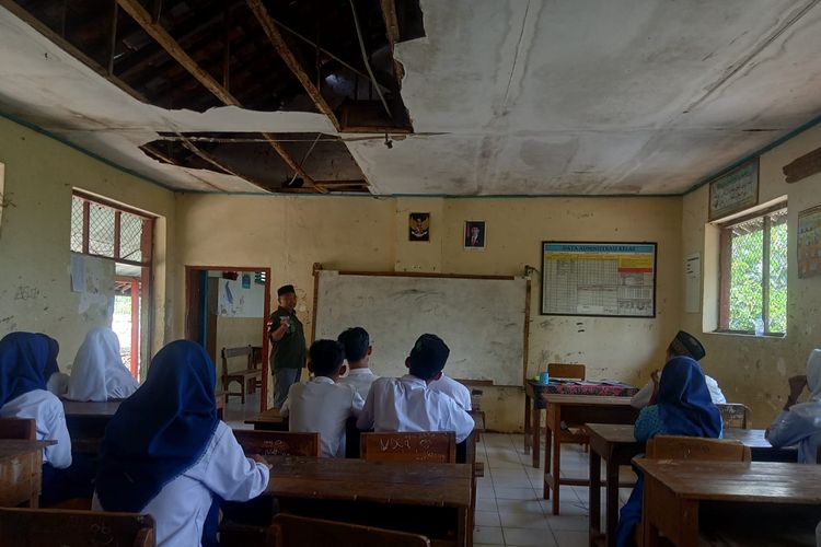 Proses belajar mengajar di MTs Ki Ageng Ngaliman di Dusun Ngemplak, Desa Sudimoroharjo, Kecamatan Wilangan, Kabupaten Nganjuk, Jawa Timur, Selasa (30/2/2024). Kondisi sekolahan ini memprihatinkan, plafon banyak yang jebol