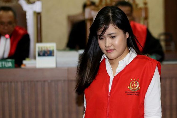 Terdakwa Jessica Kumala Wongso memasuki ruang sidang sebelum menjalani sidang saksi kasus pembunuhan Wayan Mirna Salihin di Pengadilan Negeri Jakarta Pusat, Selasa (12/7/2016). Jessica diduga menaruh zat sianida ke dalam kopi yang diminum Mirna di Cafe Olivier, Grand Indonesia, Januari 2016 lalu.
