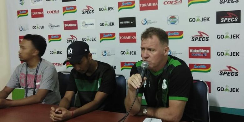 Pelatih PSMS Medan Peter Butler (kanan) dalam konferensi pers usai dikalahkan Arema FC di Stadion Kanjuruhan, Kabupaten Malang, Minggu (28/10/2018)