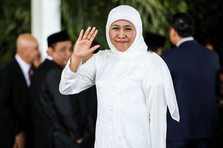 Gubernur Jawa Timur, Khofifah Indar Parawansa tiba sebelum acara  pelantikan presiden dan wakil presiden di Komplek Parlemen, Senayan, Jakarta, Minggu (20/10/2019)