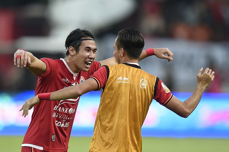 Pesepak bola Persija Jakarta Ryuji Utomo (kiri) meluapkan ekspresi dengan rekannya Rezaldi Hehanussa (kanan) usai melawan PSM Makassar dalam pertandingan Final Piala Indonesia 2018-2019 leg pertama di Stadion Utama Gelora Bung Karno (GBK), Senayan, Jakarta, Minggu (21/7/2019). Persija Jakarta menang atas PSM Makassar dengan skor 1-0.