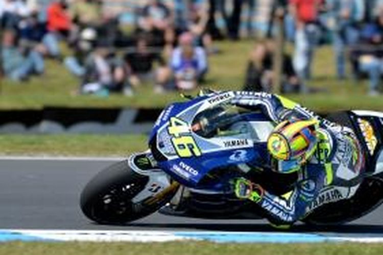 Pebalap Yamaha Factory Racing asal Italia, Valentino Rossi, memacu motornya pada sesi latihan bebas pertama GP Australia di Sirkuit Phillip Island, Jumat (18/10/2013).