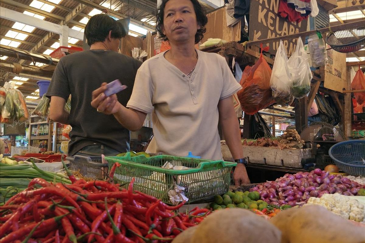 Penjual cabe yang berjualan di Pasar Koja, Jakarta Utara