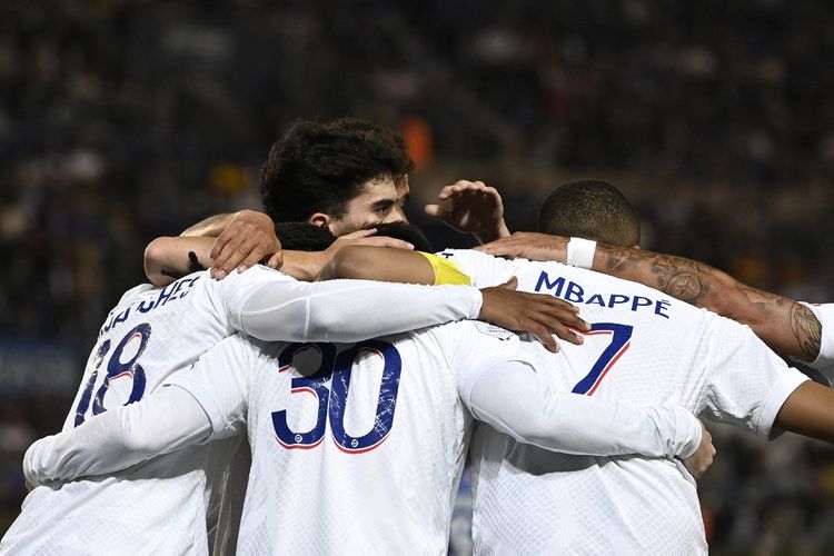 Momen selebrasi Lionel Messi bersama rekan setim dalam laga pekan ke-37 Liga Perancis 2022-2023 antara Strasbourg vs PSG di Stade de la Meinau, 27 Mei 2023. (Photo by Jean-Christophe Verhaegen / AFP)