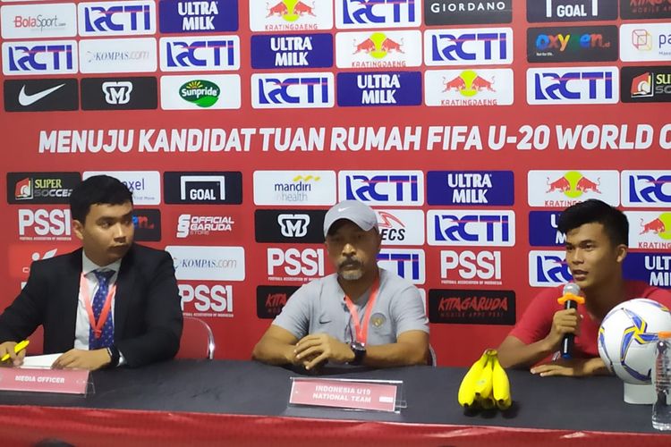Pelatih timnas Indonesia U-19, Fakhri Husaini dan Sutan Zico menanggapi pertanyaan dari awak media