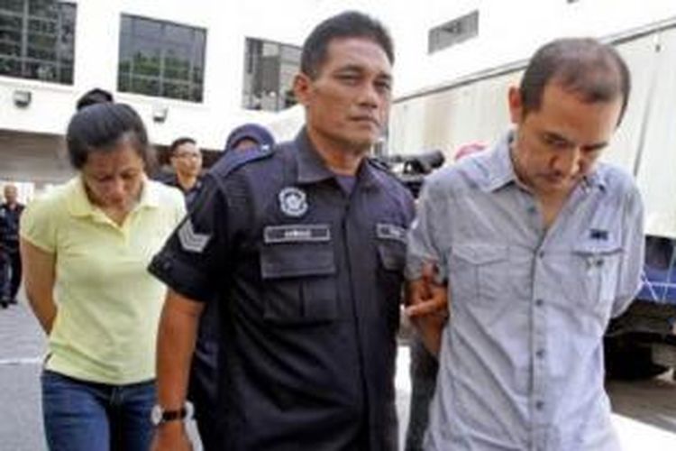 Terlihat di foto Soh Chew Tong (46) dan istrinya Chin Chui Ling (43) diciduk polisi setelah menyiksa PRTnya dar Kamboja hingga tewas