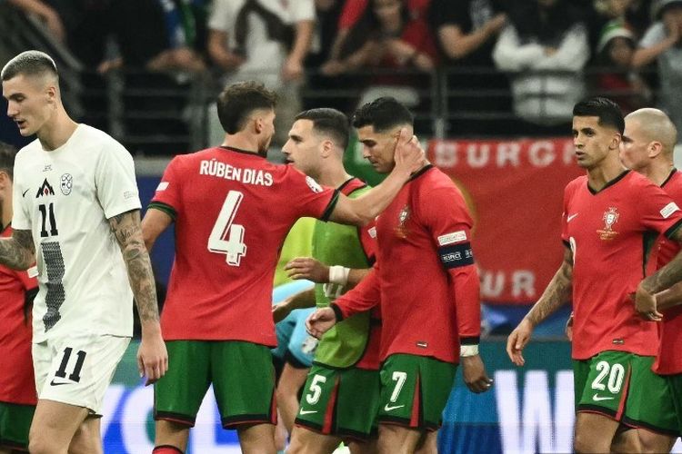 Ekspresi Cristiano Ronaldo usai gagal mengeksekusi penalti dalam laga 16 besar Euro 2024 antara Portugal vs Slovenia di Frankfurt Arena, Jerman, 1 Juli 2024. (Photo by Angelos Tzortzinis / AFP)
