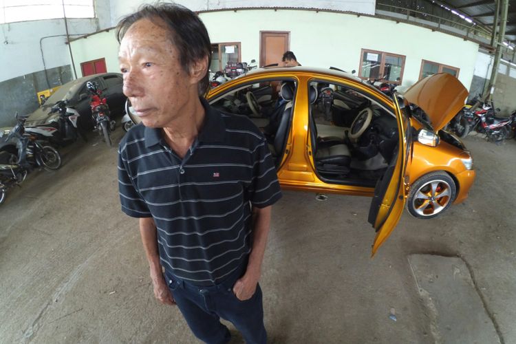 Roni Gunawan (71) Kepala Bengkel Gemah Ripah (GR) Taxi, sedang berfoto didepan kendaraan yang terparkir di Garasi GR Taxi di Jalan Babakan Cibereum, Kota Bandung, Rabu (17/1/2018). Mobil miliknya sempat viral karena bentuknya yang tidak lazim, karena mobil ini bermuka dua.