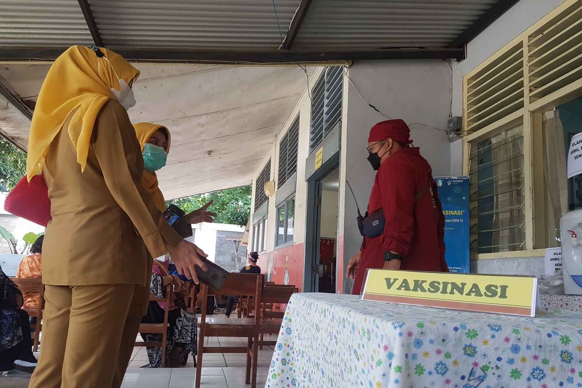 Susana vaksinasi Covid-19 di SDN 04 Kembangan Utara, Senin (1/3/2021).
