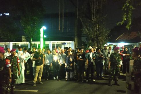 Cerita Emak-emak Pendukung Prabowo-Sandiaga Setia hingga Tengah Malam di MK