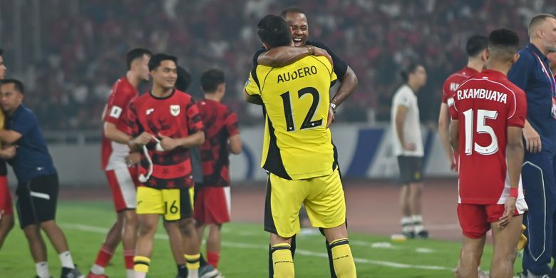 Debutan penjaga gawang Emil Audero dan pelatih Timnas Indonesia Patrick Kluivert berpelukan bahagia atas kemenangan menghadapi China, Kamis (5/6/2025) di Stadion Utama Gelora Bung Karno, Senayan, Jakarta.