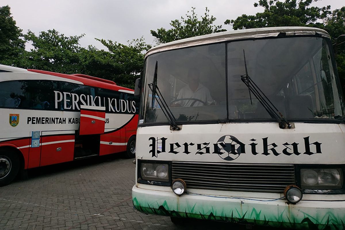 Si Komo, bus tim Persedikab Kediri yang sering mogok. 