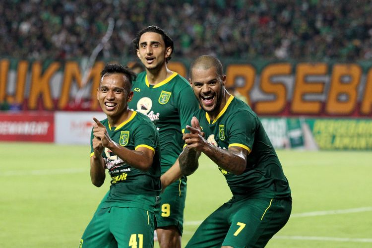 Pencetak gol Persebaya Surabaya David da Silva (kanan) dan Irfan Jaya (kiri) saat uji coba melawan Sabah FA yang berakhir dengan skor 3-1 di Stadion Gelora Bung Tomo Surabaya, Jawa Timur, Sabtu (08/02/2020) malam.