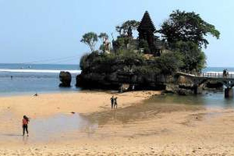 Mencari ketenangan di tengah kesibukan sehari-hari, Pantai Balekambang di Srigonco, Bantur, Kabupaten Malang, Jawa Timur, bisa menjadi pilihan tepat bagi pengunjung. Kawasan pantai seperti Tanah Lot, Bali, ini berjarak 60 kilometer dari Kota Malang dengan kondisi jalan mulus.