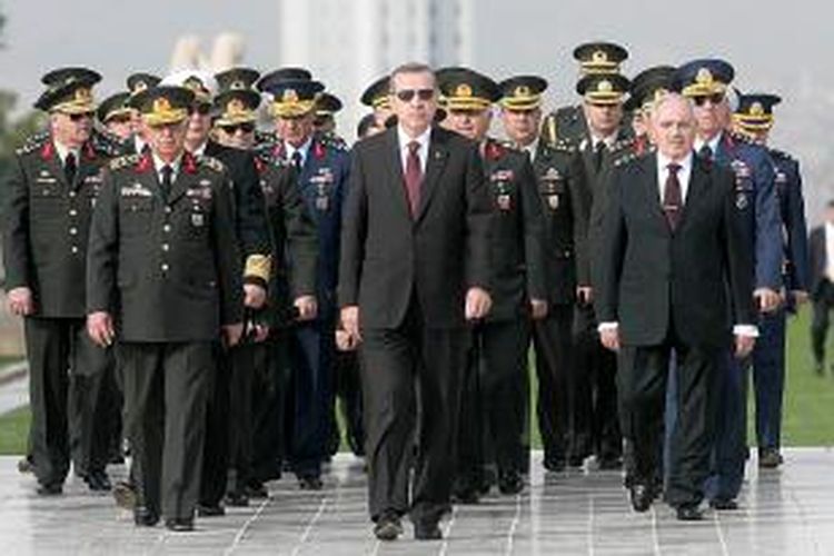 Perdana Menteri Turki, Recep Tayyip Erdogan (tengah), bersama para petinggi militernya. Gambar diambil pada 30 November 2010. Pada Minggu (23/3/2014), Erdogan memberi selamat kepada militer negaranya yang baru saja menembak jatuh pesawat Suriah yang melanggar batas wilayah udara Turki.