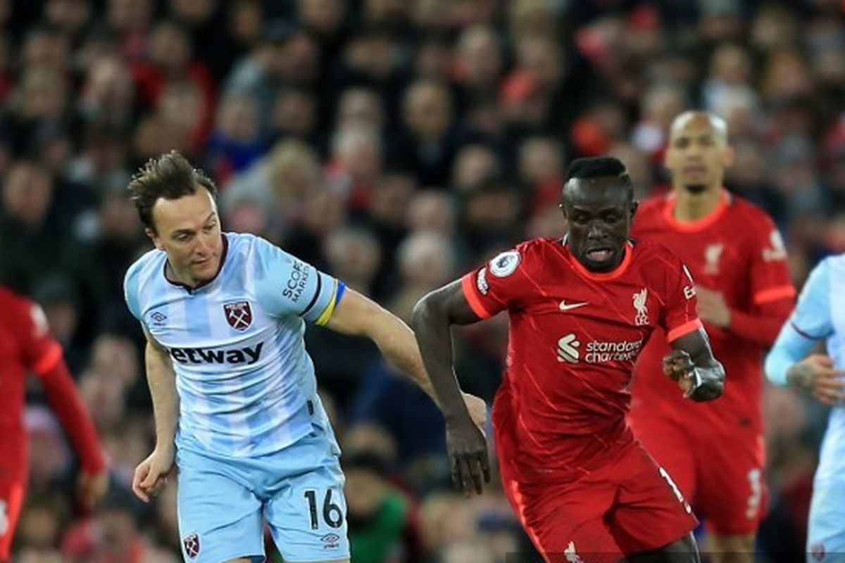 Sadio Mane (kanan) mencoba melepaskan diri dari pengawalan Mark Nobel (kiri) pada laga pekan ke-28 Liga Inggris yang mempertemukan Liverpool vs West Ham United di Stadion Anfield, Minggu (6/3/2022) dini hari WIB.