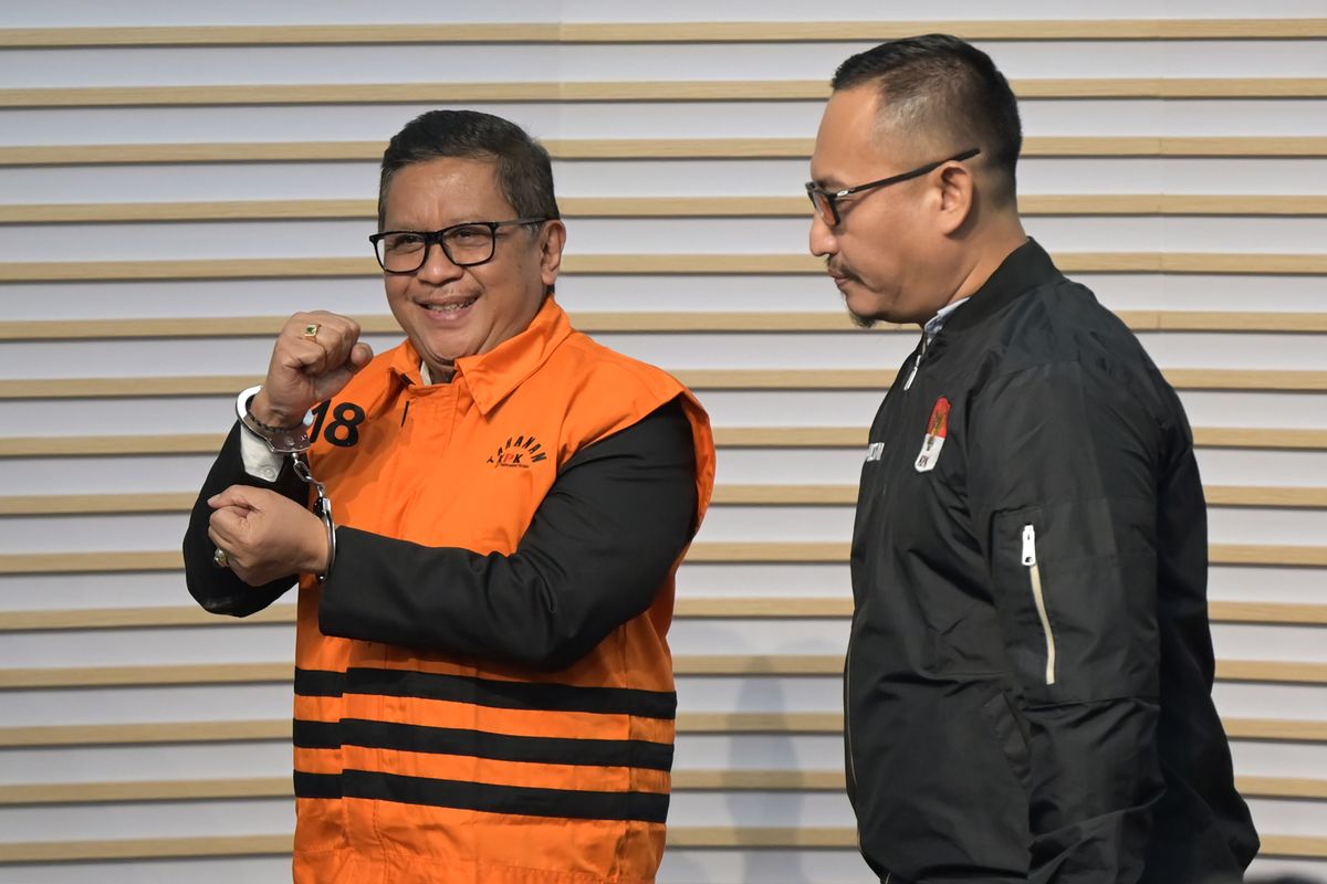 Sekjen PDI Perjuangan Hasto Kristiyanto (kiri) dihadirkan saat konferensi pers penahanan tersangka di Gedung Merah Putih KPK, Jakarta, Kamis (20/2/2025). KPK menahan Hasto dalam kasus dugaan suap kepada komisioner KPU terkait penggantian antarwaktu (PAW) anggota DPR 2019-2024 yang melibatkan Harun Masiku serta perintangan penyidikan. ANTARA FOTO/Fauzan/tom.