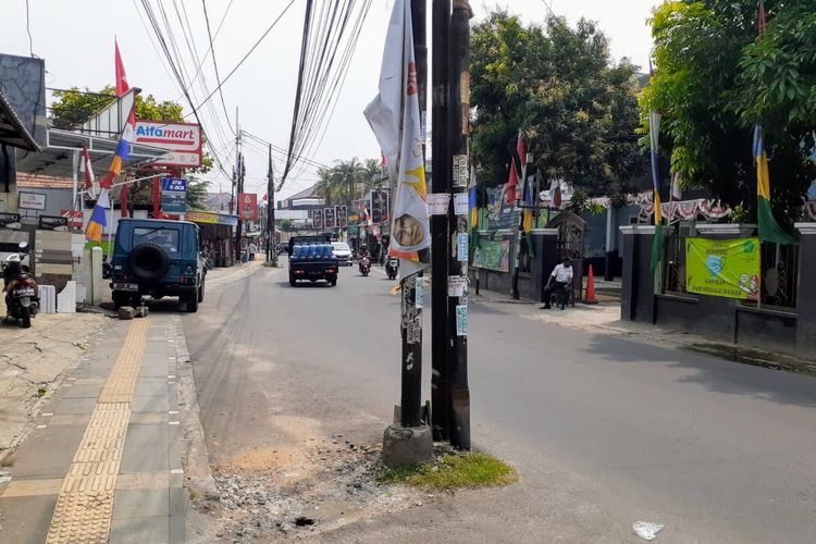 Sejumlah tiang berdiri di badan Jalam WR Supratman, Ciputat, Tangerang Selatan, Senin (30/8/2021).