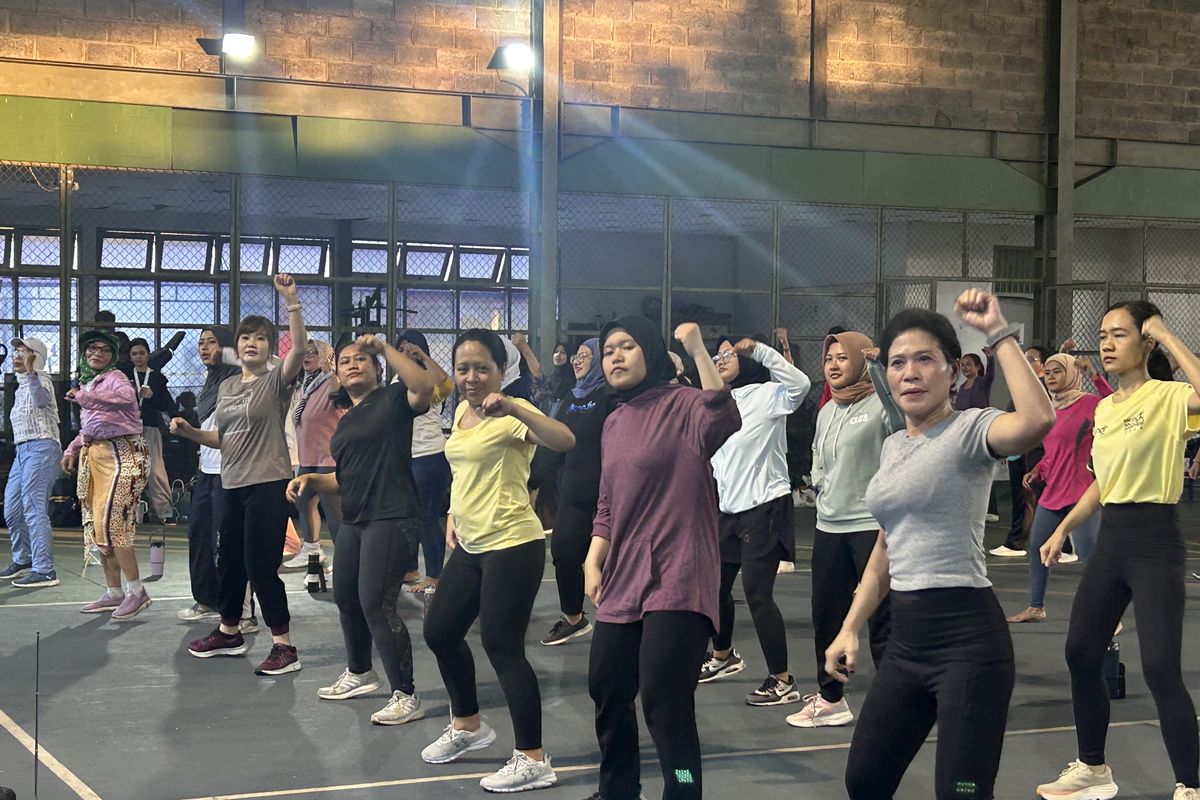 Peserta zumba dalam acara Kartini Kini 2025: Zumba Bareng FitHub, yang berlangsung di Jakarta Pusat, Kamis (24/4/2025).