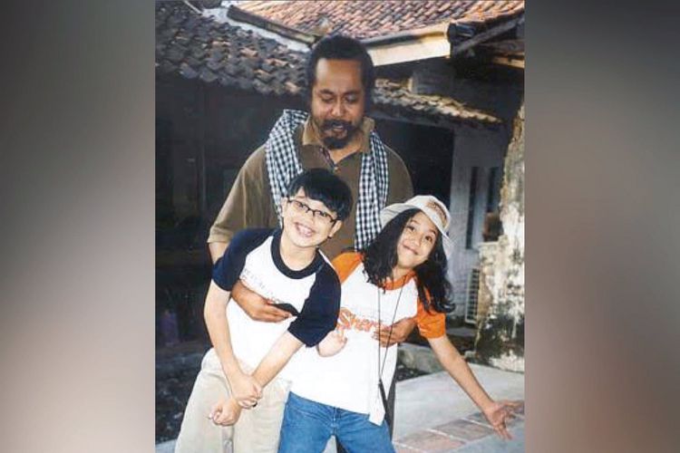 Foto kenangan Sherina Munaf bersama mendiang Djaduk Ferianto saat syuting film Petualangan Sherina.