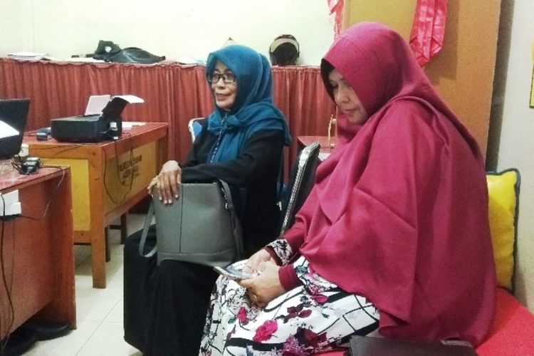 Nursidah Mukhtar,  Kepala SMP Raudatul Fukara dan juga korban perampokan mencabut laporannya ke Polres Aceh Utara, Aceh, Rabu (29/5/2019).
