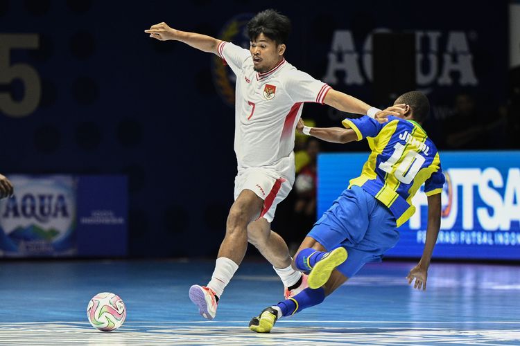 Pemain Timnas Futsal Indonesia Syauqi Saud (kiri) berusaha melewati adangan pemain Timnas Futsal Tanzania Jamal Saleh Ally (kanan) pada turnamen Futsal Four Nations Cup 2025 di GBK Basket Hall, Senayan, Jakarta, Kamis (18/9/2025). Timnas Futsal Indonesia menang dengan skor 7-1. ANTARA FOTO/Fauzan/bar
