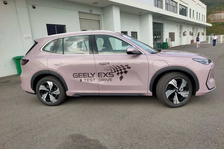 Geely EX5 di Sirkuit Ningbo