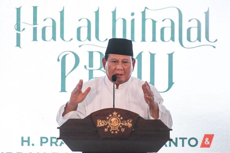 Presiden Terpilih Prabowo Subianto menyampaikan pidato saat menghadiri halalbihalal Pengurus Besar Nahdlatul Ulama (PBNU) di Kantor PBNU, Jakarta, Minggu (28/4/2024). PBNU menggelar halalbilahalal yang dihadiri Presiden dan Wakil Presiden Terpilih Prabowo Subianto dan Gibran Rakabuming Raka serta sejumlah menteri Kabinet Indonesia Maju dan duta besar negara sahabat. ANTARA FOTO/Hafidz Mubarak A/tom.