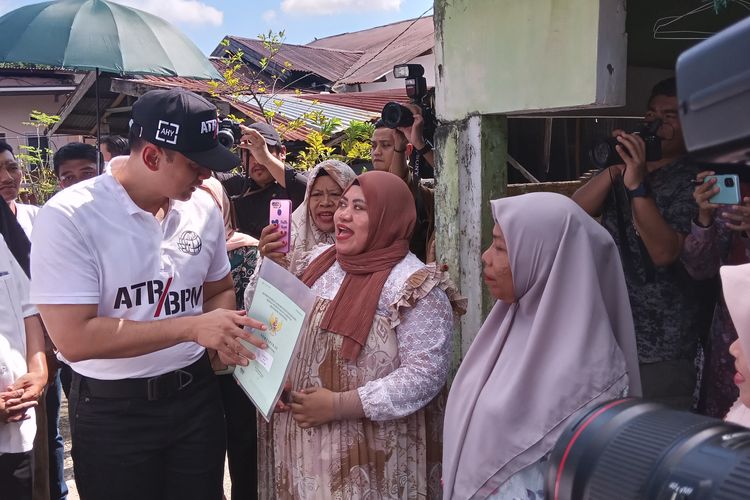 Menteri ATR/Kepala BPN Agus Harimurti Yudhoyono (AHY) menyerahkan sertifikat tanah kepada warga Kelurahan Romangpolong, Kecamatan Somba Opu, Kabupaten Gowa, Sulawesi Selatan, Sabtu (27/4/2024).