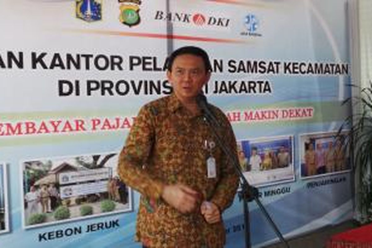 Gubernur DKI Jakarta Basuki Tjahaja Purnama saat meresmikan samsat di kantor Kecamatan Penjaringan, Jakarta Utara, Jumat (18/9/2015). 
