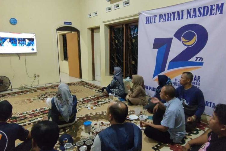 Dewan Pimpinan Daerah (DPD) Partai NasDem Kota Solo, Jawa Tengah (Jateng), menggelar Nonton Bareng (Nobar) Debat Calon Presiden (Capres) pada Selasa (12/12/2023).