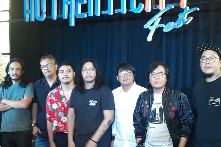 Anes Rembes, Ari Lasso, KPR, serta tim Authenticity lainnya saat ditemui di Ecology Bistro, Kemang, Jakarta Selatan, Kamis (18/10/2018).  