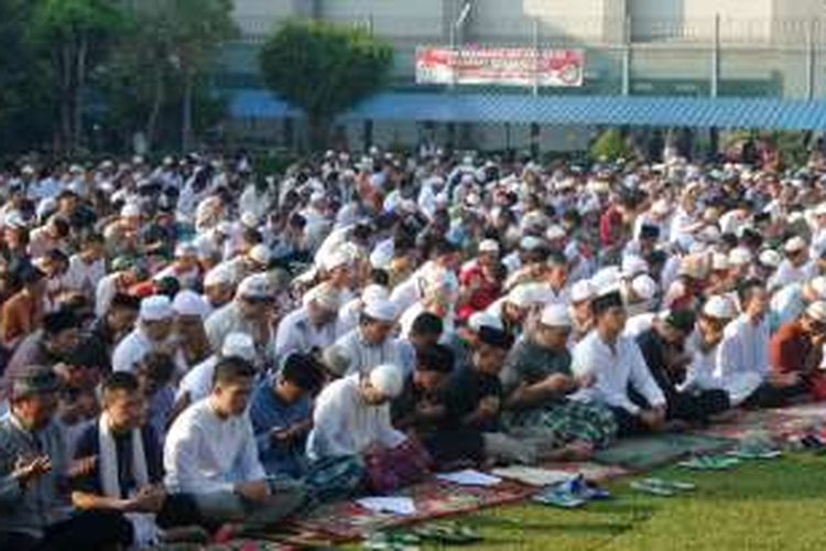 Sekitar 2.000 tahanan mengikuti ibadah shalat Idul Fitri di Rutan Kelas I Cipinang, Jakarta Timur, Rabu (6/7/2016).