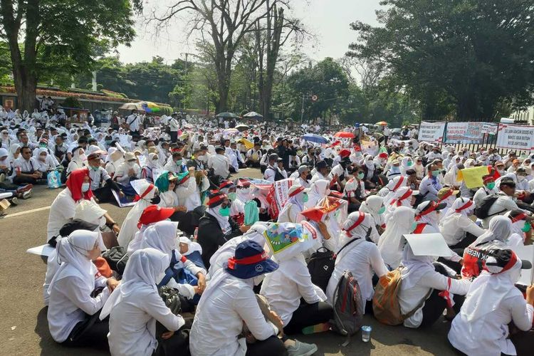 Nakes di jawa barat melakukan aksi unjuk rasa menuntut kenaikan status dari Honorer menjadi ASN. Aksi unjuk rasa dilakukan di depan halaman Gedung sate, Jalan Diponegoro, Kota Bandung, Jumat (5/8/2022).
