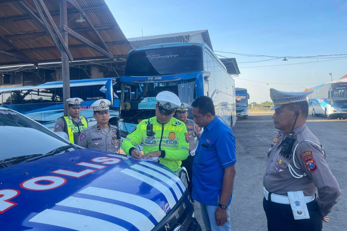 Petugas kepolisian memberikan sanksi atas aksi ugal-ugalan sopir bus yang melawan arah di Jalur Pantura Lamongan, Jawa Timur.