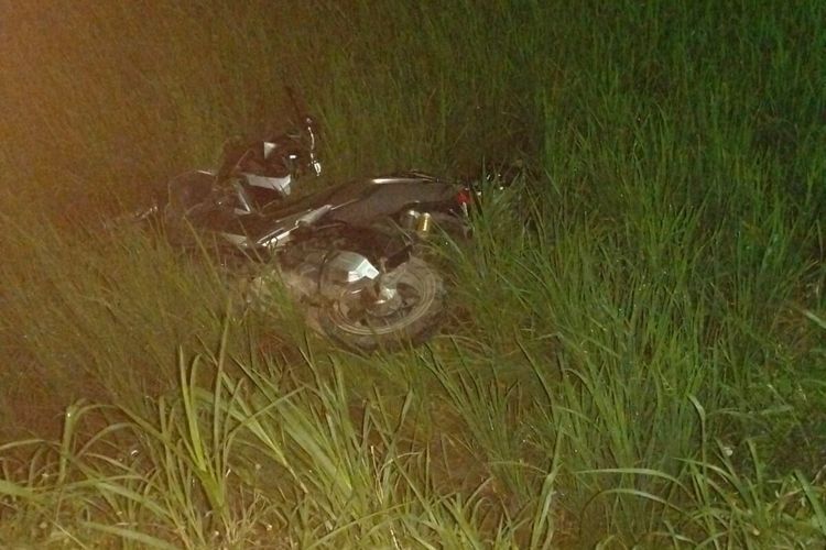 Sepeda motor yang kecelakaan di jalan Karangmojo-Ponjong, tepatnya di Padukuhan Gatak, Kalurahan Karangmojo, Karangmojo, Gunungkidul, DI Yogyakarta. Selasa (18/6/2024) malam.